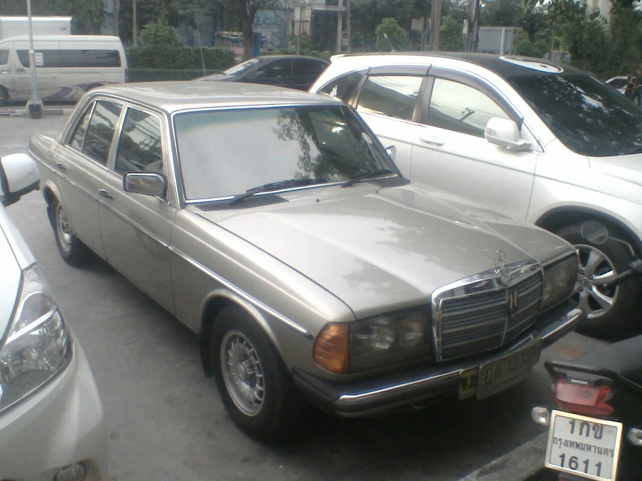 Mercedes-Benz_300D_W123_Front - JC Whitney